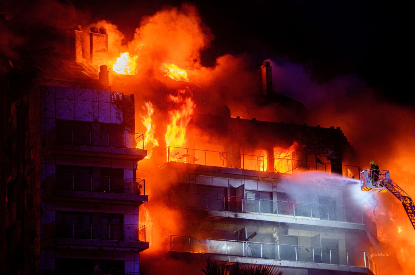 La coordinada respuesta en el incendio de Campanar en València