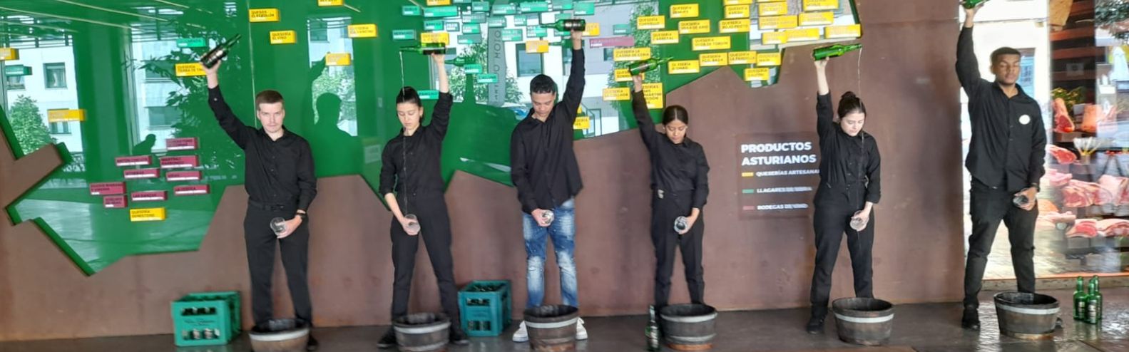 El oficio de escanciar sidra, una oportunidad para jóvenes