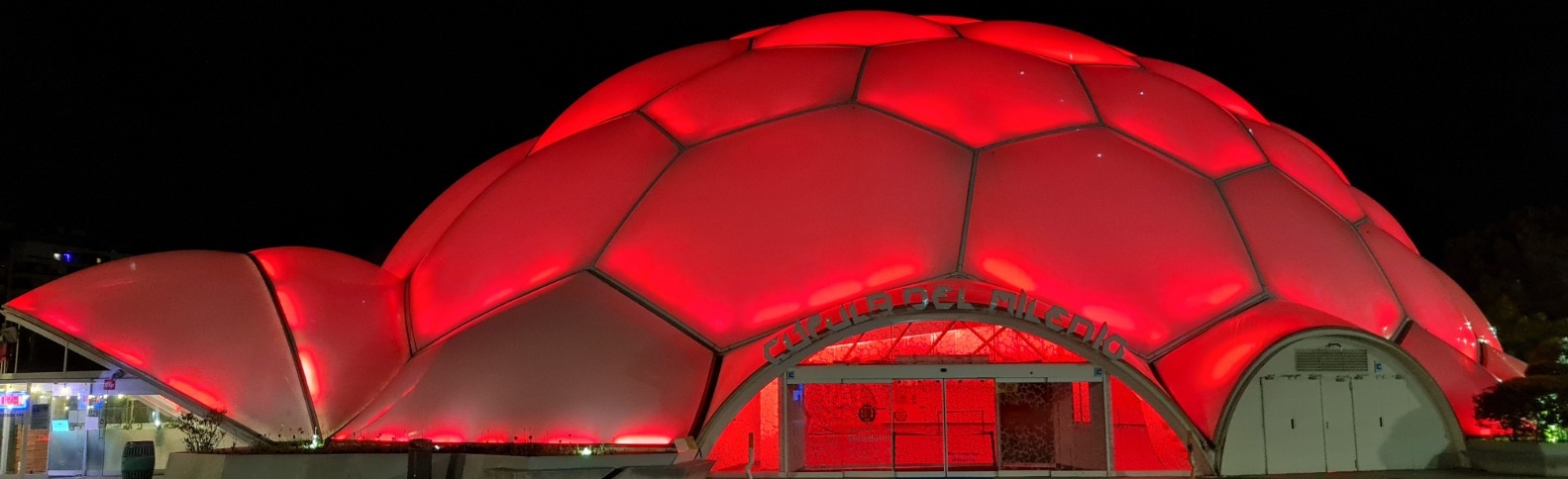 Los edificios se tiñen de rojo por el Día Mundial de Cruz Roja