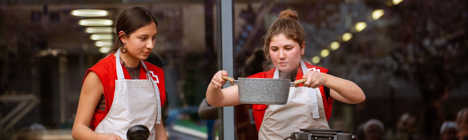 El mundo en los fogones: un recetario multicultural que anima a las personas jóvenes de la Garrotxa a cocinar