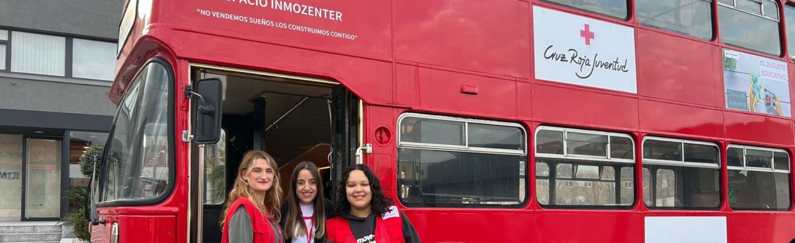 Un autobús inglés recorre Cantabria para garantizar el derecho al juego