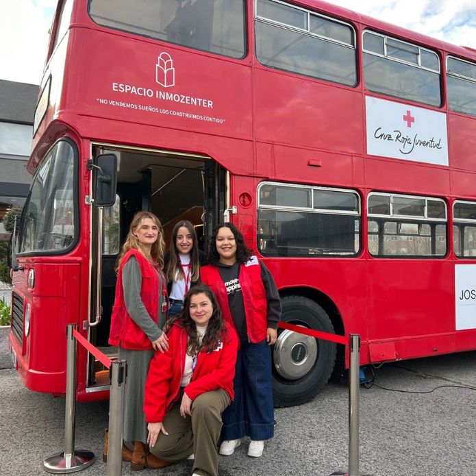 Un autobús inglés recorre Cantabria para garantizar el derecho al juego