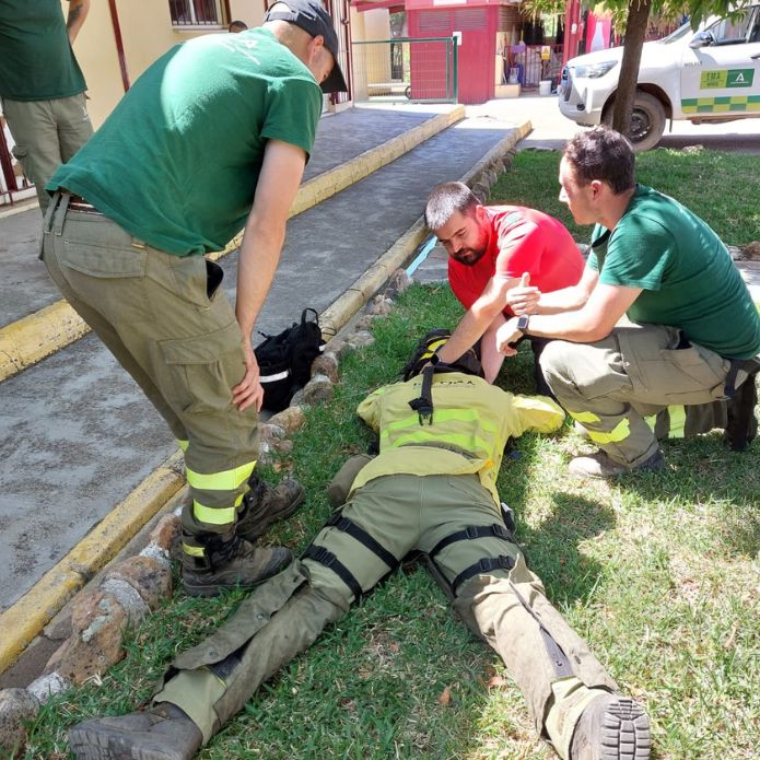 Una formación en primeros auxilios para bomberos forestales