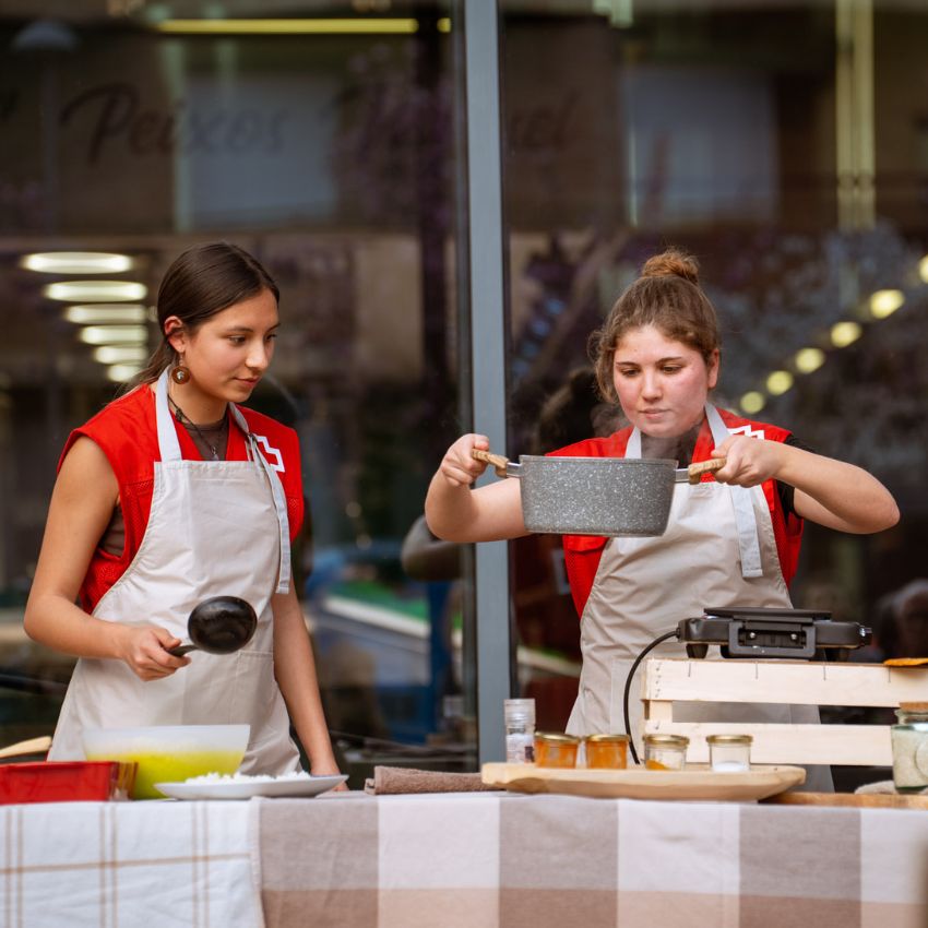 El mundo en los fogones: un recetario multicultural que anima a las personas jóvenes de la Garrotxa a cocinar