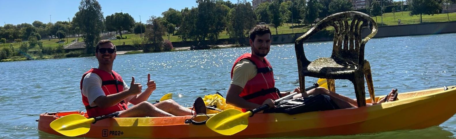 Quien se fue a Sevilla “recuperó” su silla: el voluntariado de Cruz Roja rescata residuos del Guadalquivir en kayak