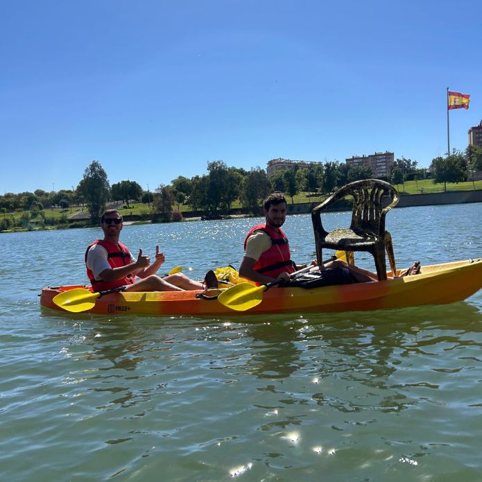 Quien se fue a Sevilla “recuperó” su silla: el voluntariado de Cruz Roja rescata residuos del Guadalquivir en kayak
