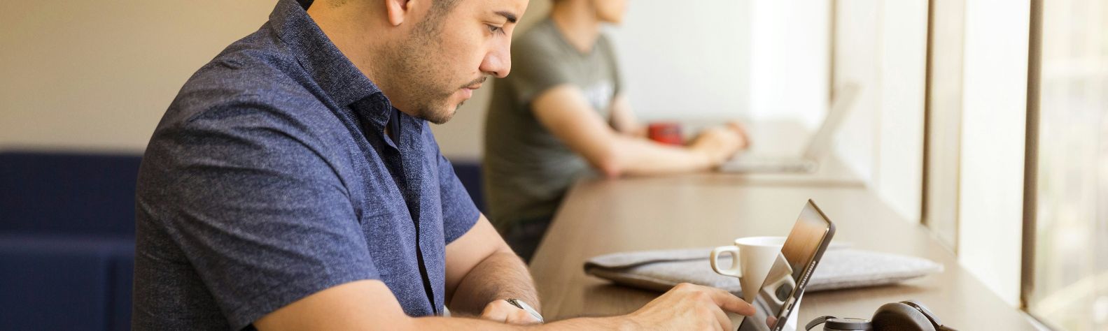 Crea un perfil de LinkedIn de 10 para destacar profesionalmente