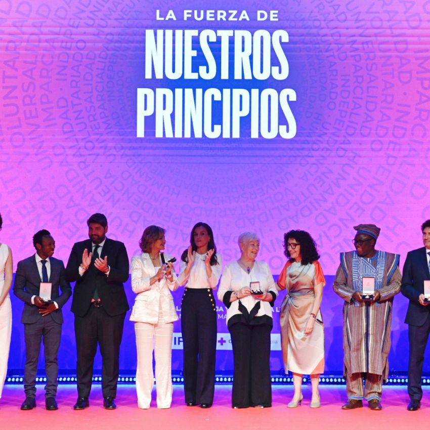 S.M. la Reina entrega las Medallas de Oro 2025 de Cruz Roja