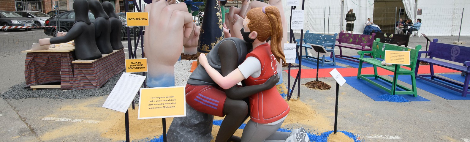 El ‘ninot’ del abrazo de Luna a Abdou que representa la Humanidad que guía a Cruz Roja