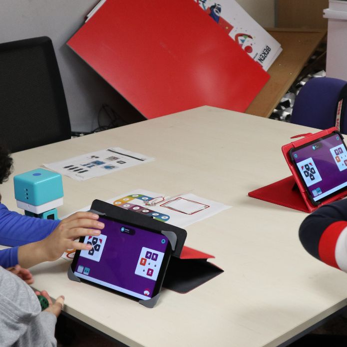Un aula de refuerzo abre paso a la tecnología creativa