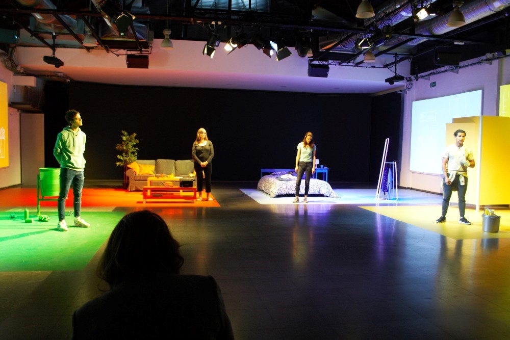 Si tuvieras que elegir, ¿pagarías la factura de la luz, o la comida? Cruz Roja nos pone en los zapatos de las personas vulnerables