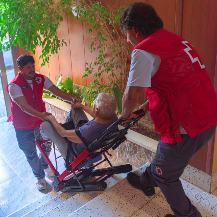 Unos escalones, una barrera para que muchas personas puedan bajar a la calle